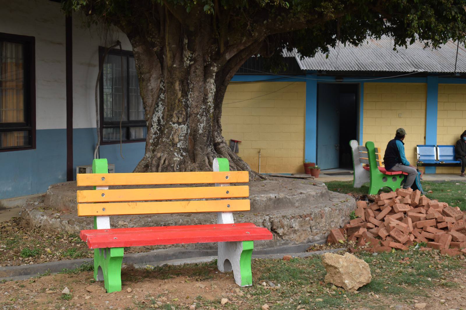 पर्बत अस्पताललाई आधुनिकीकरण र ब्यवस्थित गर्ने सोच अनुरुप अस्पतालको विभिन्न प्राङ्गणमा आराम चियर राख्ने काम सम्पन्न