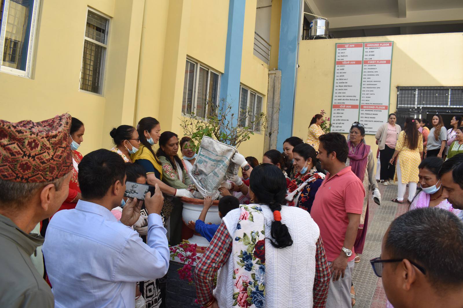 फूलबिरुवा रोपाइँ र सरसफाइ अभियान: पर्वत अस्पतालमा सौन्दर्यीकरणतर्फ एक कदम