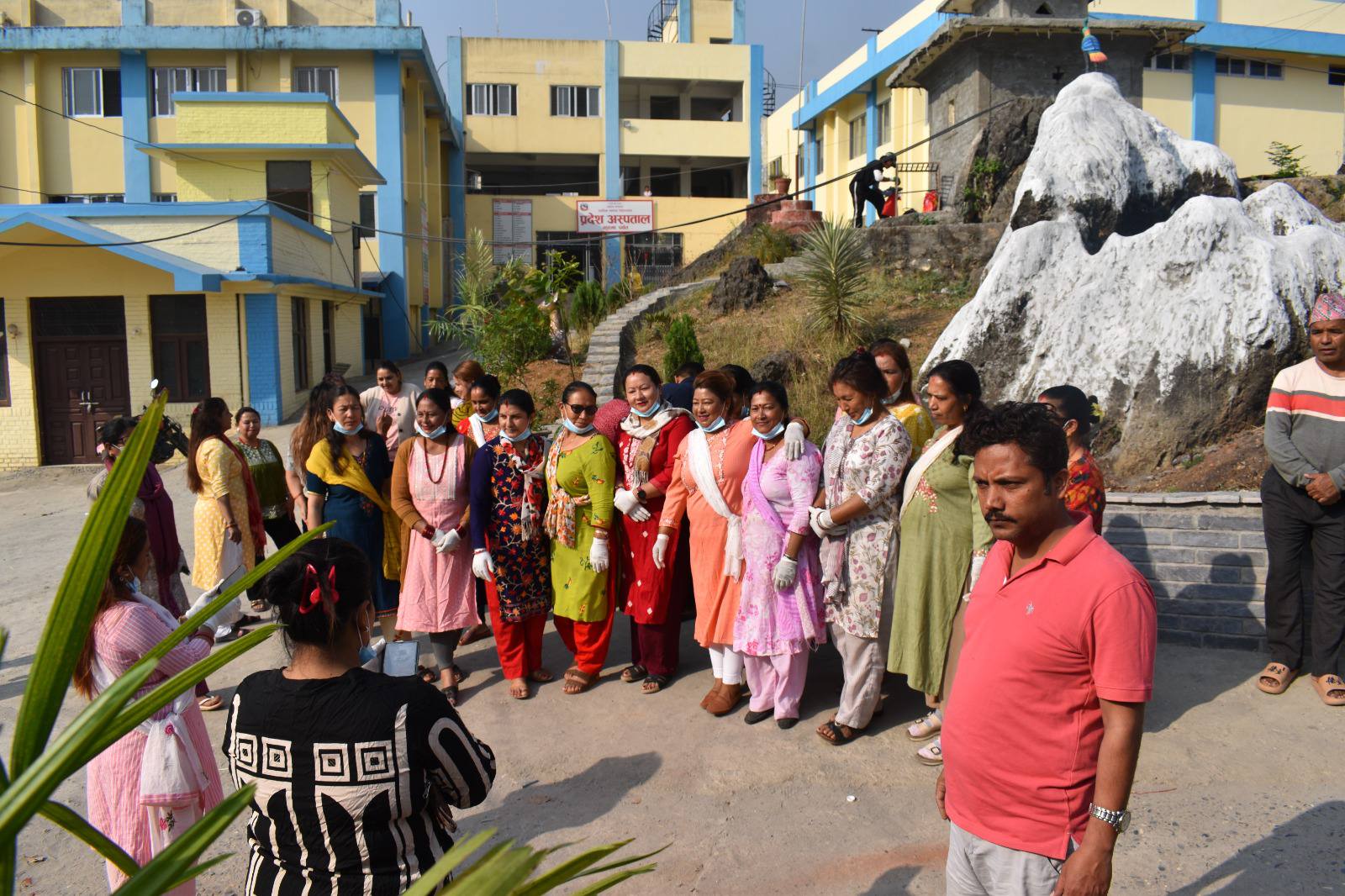 फूलबिरुवा रोपाइँ र सरसफाइ अभियान: पर्वत अस्पतालमा सौन्दर्यीकरणतर्फ एक कदम