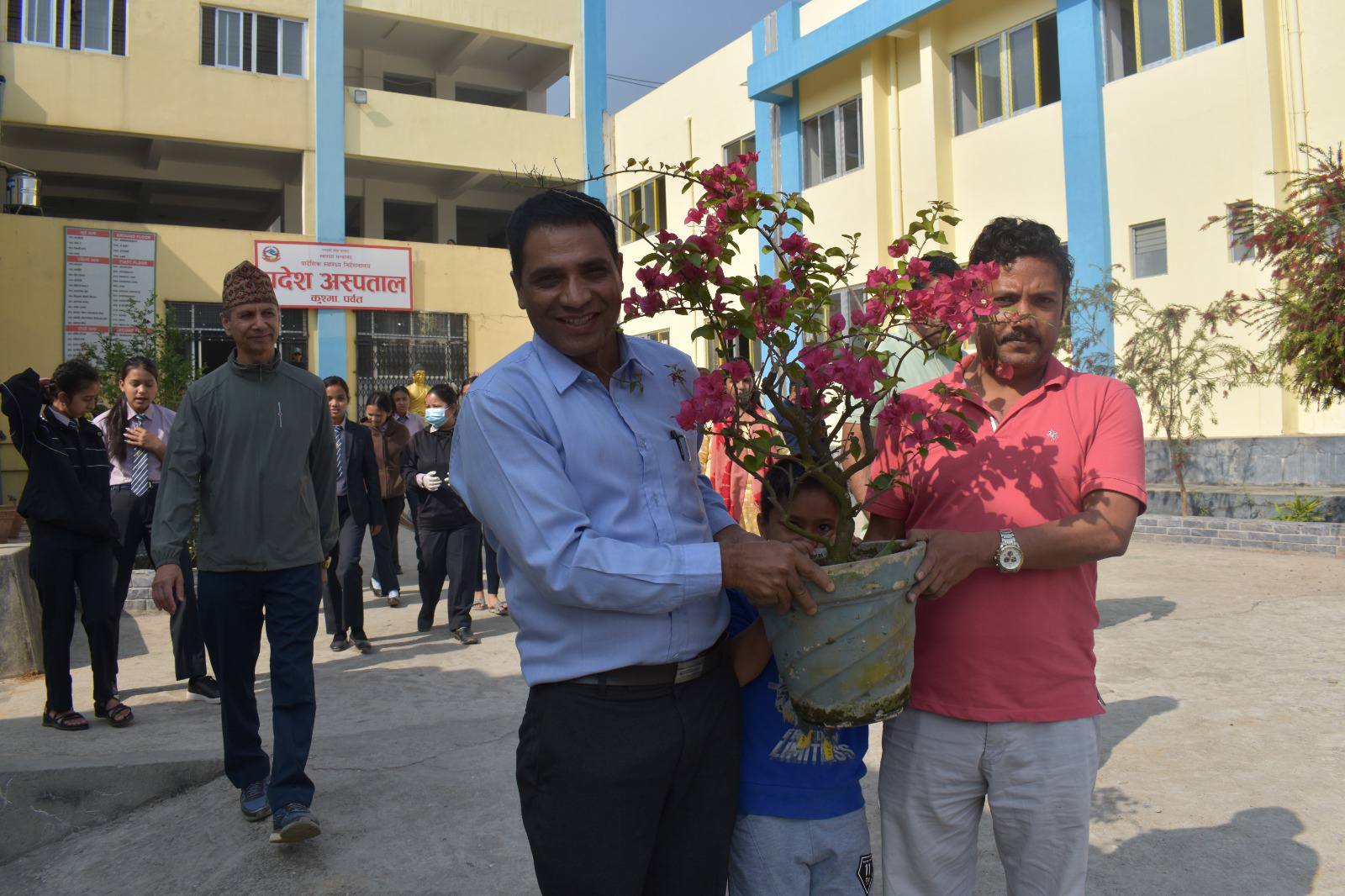 फूलबिरुवा रोपाइँ र सरसफाइ अभियान: पर्वत अस्पतालमा सौन्दर्यीकरणतर्फ एक कदम