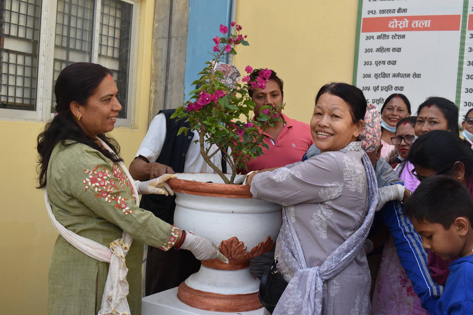 फूलबिरुवा रोपाइँ र सरसफाइ अभियान: पर्वत अस्पतालमा सौन्दर्यीकरणतर्फ एक कदम