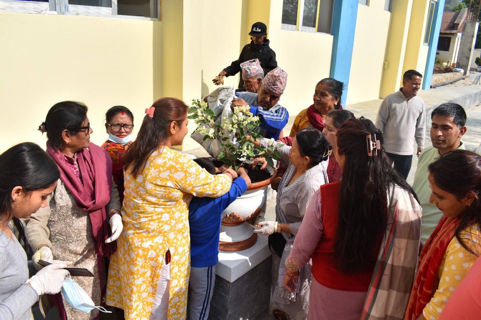 फूलबिरुवा रोपाइँ र सरसफाइ अभियान: पर्वत अस्पतालमा सौन्दर्यीकरणतर्फ एक कदम